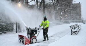 যুক্তরাষ্ট্রে তুষারঝড় ও তীব্র শীতে ১৪ জনের মৃত্যু, বিদ্যুৎহীন লাখো বাড়িঘর