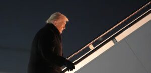 যান্ত্রিক ত্রুটির কবলে ট্রাম্পকে বহনকারী এয়ার ফোর্স ওয়ান