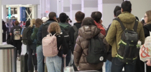 বিমানবন্দরে বিশৃঙ্খলা, ক্ষুব্ধ যাত্রীরা — সরকারি অচলাবস্থার মাশুল দিচ্ছে সাধারণ মানুষ